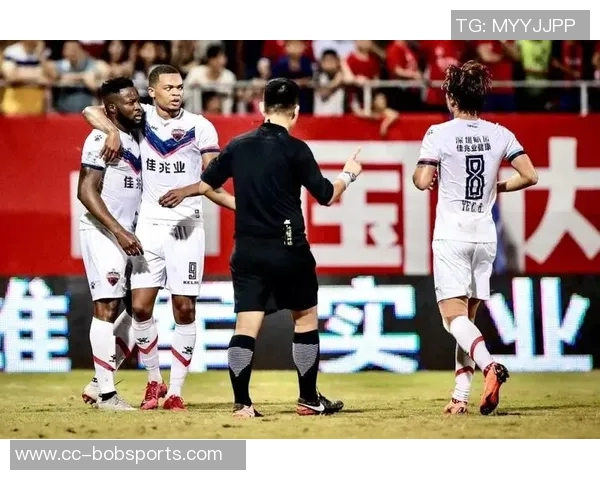 拉亚扑救布罗比近距离射门后失误队友提醒才稳住球权 拉亚扑救布罗比近距离射门后失误队友提醒才稳住球权