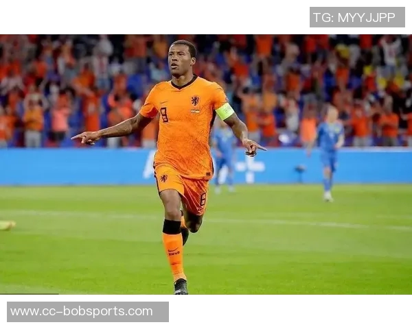 邓弗里斯不满被换下怒砸皮球表情郁闷引发关注