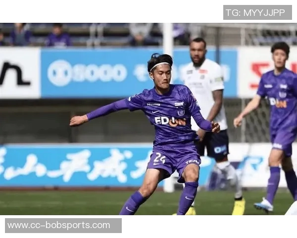 广岛三箭在J联赛杯决赛中以3-1战胜柏太阳神夺得队史第二冠吸引62466人观战