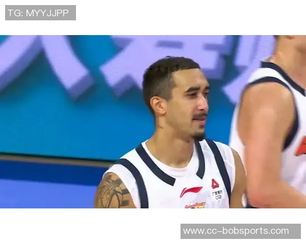 奎因在比赛中展现出色状态25年13号秀12投8中斩获17分5篮板7助攻2抢断